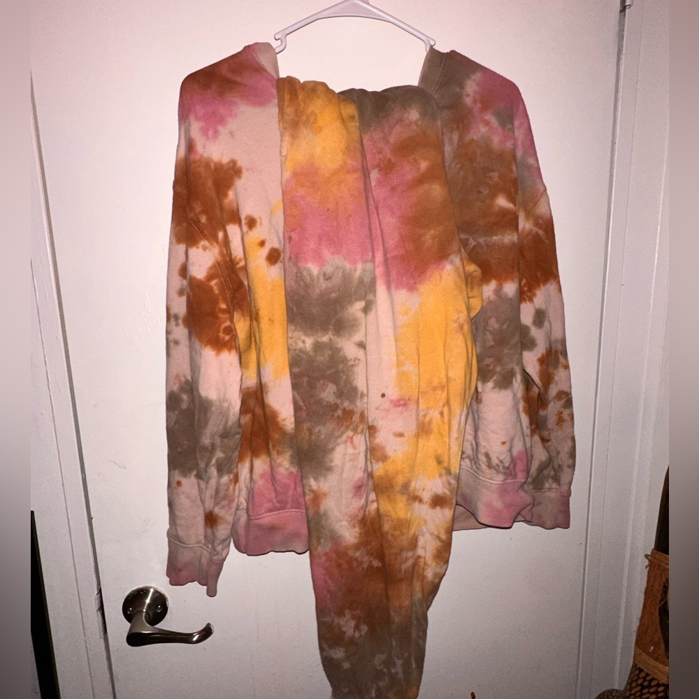 BUNDLED WILD FABLE SWEATSUIT TIE DYE BOTH, SIZE M